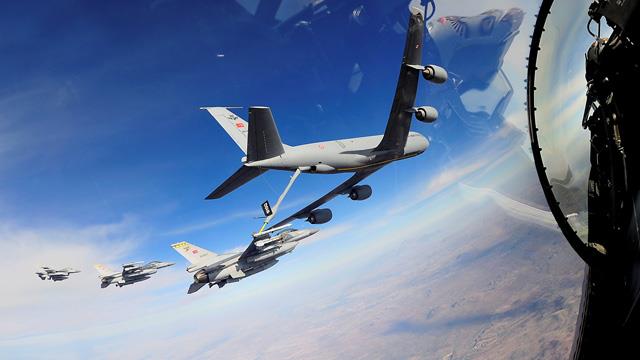 F16'lara kesintisiz uÃ§uÅ amacÄ±yla havada yapÄ±lan yakÄ±t ikmalinin fotoÄrafÄ± paylaÅÄ±ldÄ± ile ilgili gÃ¶rsel sonucu