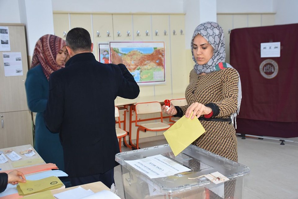 Türkiye genelinde oy verme işlemi başladı 