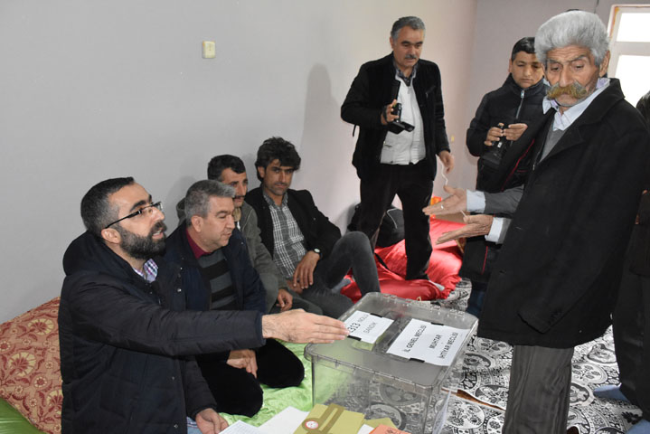 Bu köyde oy verme işlemi 2 saatte bitti 