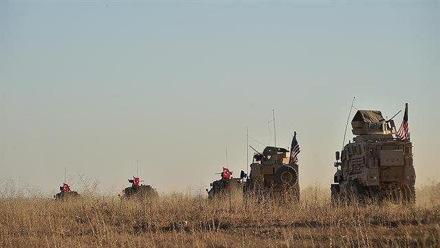 TÃ¼rk SilahlÄ± Kuvvetleri (TSK) ve ABD ordusu, MÃ¼nbiÃ§ yol haritasÄ± Ã§erÃ§evesinde ilÃ§ede ortak devriye faaliyetine baÅladÄ±. Milli Savunma BakanÄ± Hulusi Akar konuya iliÅkin yaptÄ±ÄÄ± aÃ§Ä±klamada 'TÃ¼rk ve ABD askerlerinin ortak devriyesi 15.53'te baÅladÄ±' dedi. ile ilgili gÃ¶rsel sonucu
