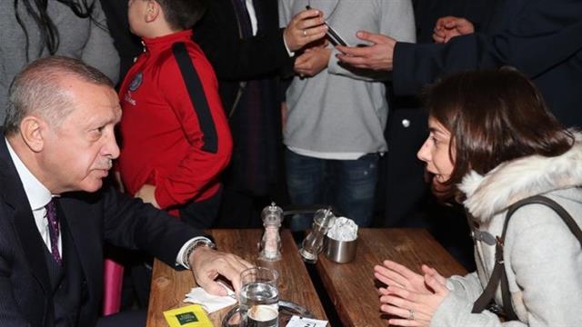 Burada vatandaÅlarla bir sÃ¼re sohbet eden ve bazÄ±larÄ±yla fotoÄraf Ã§ektiren ErdoÄan, daha sonra kafeden ayrÄ±ldÄ±. ile ilgili gÃ¶rsel sonucu